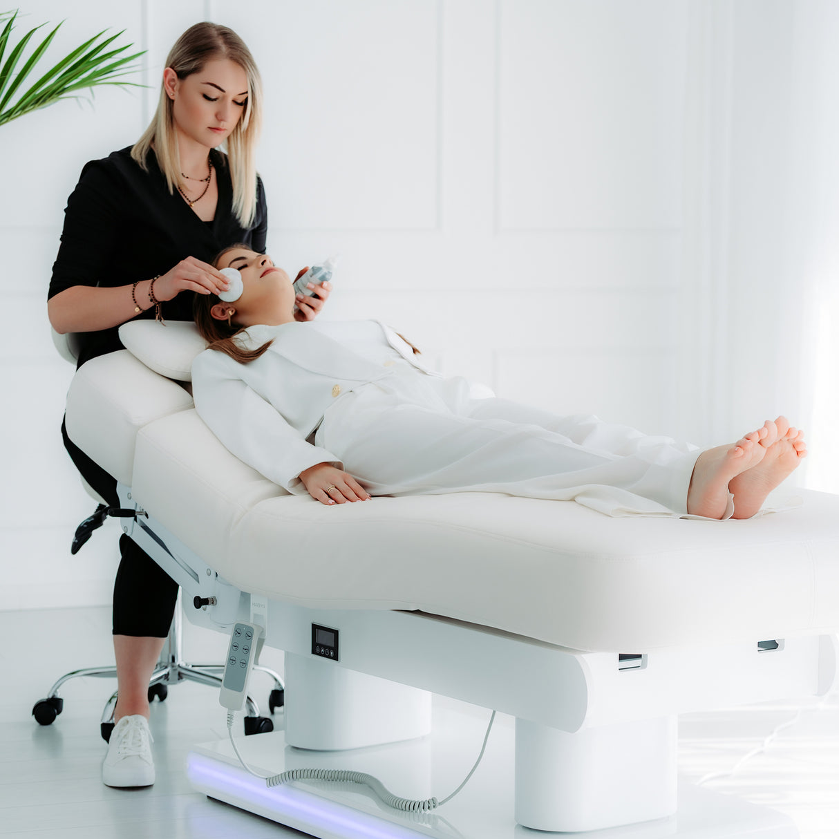 Pat cosmetic electric încălzit Eterna | 4 motoare | pentru studiouri premium, Alb | 3 ani garanție!
